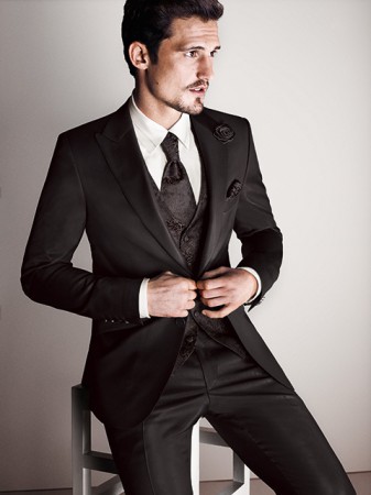 Tmavohnedý oblek pre ženícha